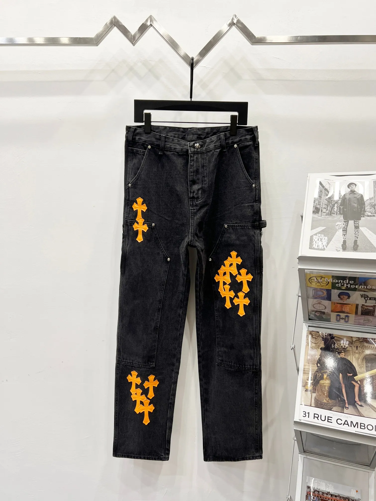 P270 Style No.: (K620) Chrome Hearts & Chrome Hearts 25FW CH workwear logging black and orange patchwork leather limited edition cow king jeans Chrome Hearts’ most popular color pants are made of beaded canvas fabric. Heavy washing makes the upper body of the fabric more textured and the pants are tall and straight! The three-dimensional cutting of the whole trousers is a masterpiece! The hardware is customized by zp. The beaded canvas fabric is thick and soft after being washed. It has good breathability. Customized small leather label. Unique design. The details are simple and elegant, and the workmanship is exquisite. The whole trousers are neatly routed and the details are in place! It’s so cool that both men and women can easily control the genderless trend!  Size: 30-32-34-36 Color: black